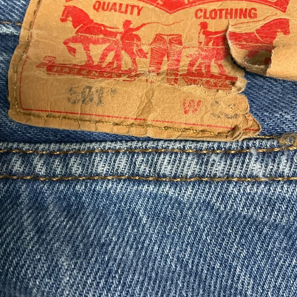 Y2K Levi’s 501 button fly straight leg jeans 34 x 28